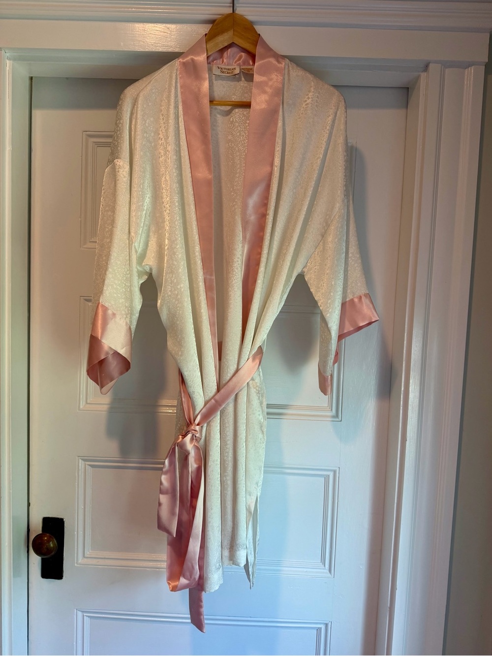 Gold Label Vintage Victoria's Secret Ivory with Petal Pink Satin Trim Robe - Picture 3 of 5